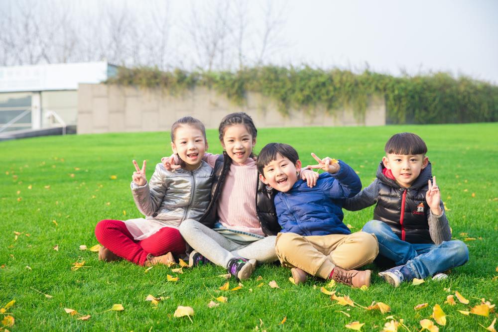 攝圖網(wǎng)_501129275_banner_兒童坐在草坪上玩耍（非企業(yè)商用）.jpg