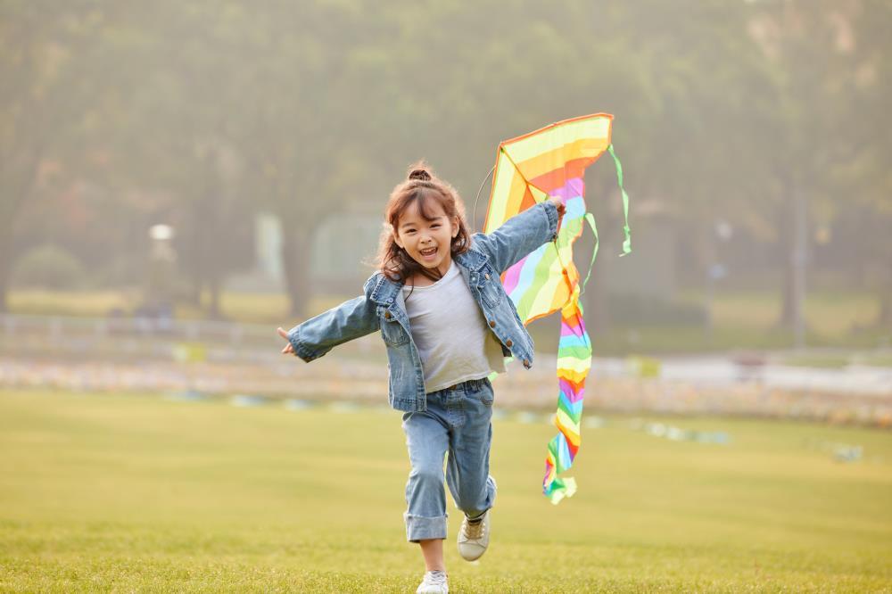 攝圖網(wǎng)_501482442_banner_小女孩草坪上放風(fēng)箏（非企業(yè)商用）.jpg