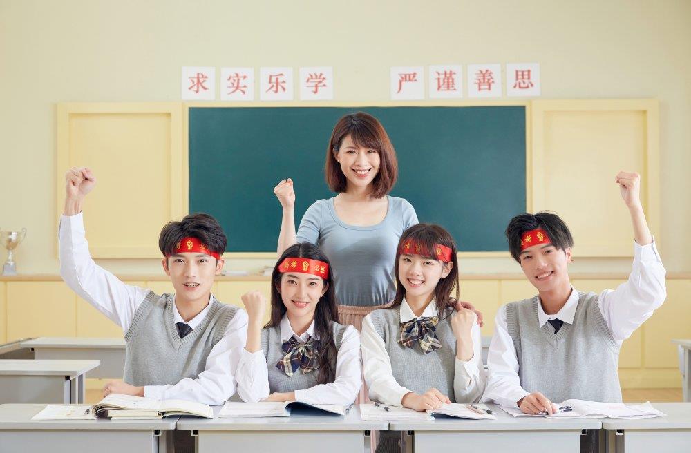 攝圖網(wǎng)_501628364_學(xué)生和老師做高考加油手勢(shì)（非企業(yè)商用）.jpg