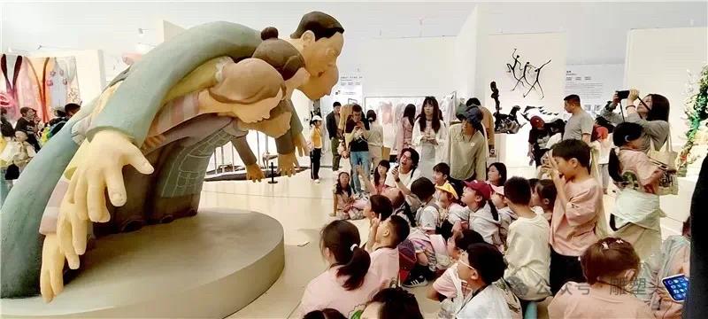金芒果教育|央美畢業(yè)展作品《銳角》：親子關(guān)系中的愛與被愛